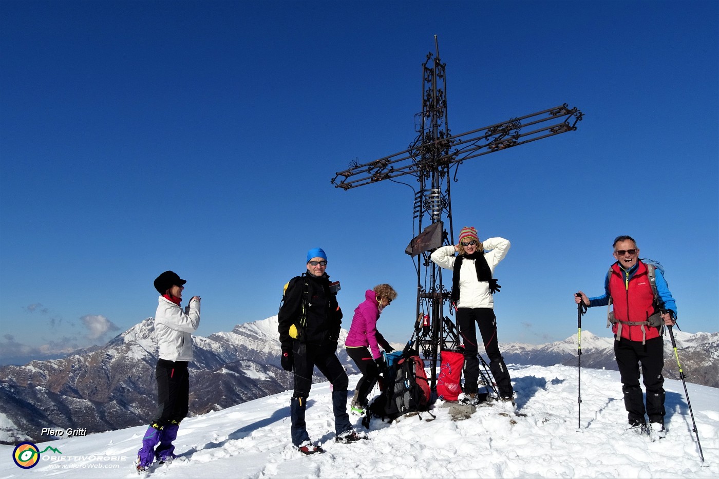 36 Alla croce di vetta dello Zuc di Valbona (1545 m).JPG